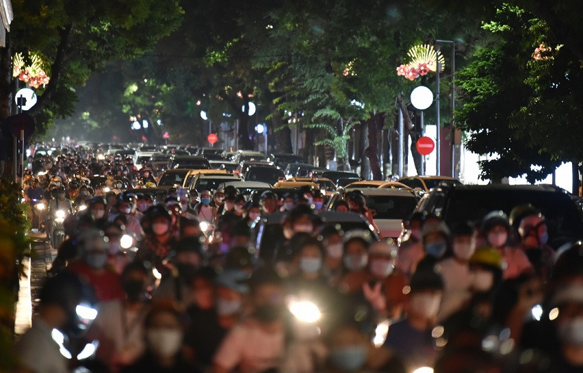 “Bien nguoi” Ha Noi choi Trung thu: Thuoc thu voi Chu tich Chu Ngoc Anh?