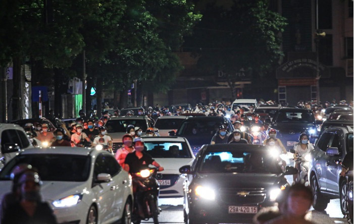 “Bien nguoi” Ha Noi choi Trung thu: Chi mot F0… toang luon!