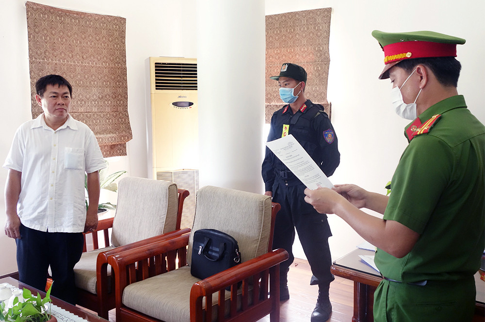 Ngày 11/6, Cơ quan Cảnh sát điều tra Công an tỉnh An Giang đã ra quyết định khởi tố bị can và lệnh bắt tạm giam đối với Lưu Bách Thảo, nguyên Tổng Giám đốc Công ty Cổ phần Việt An; Ngô Văn Thu, Tổng Giám đốc Công ty Cổ phần Việt An; Nguyễn Thanh Hùng, Giám đốc Công ty Cổ phần Xuất nhập khẩu Bình Minh; Trương Minh Giàu, Giám đốc Công ty TNHH Minh Giàu; Nguyễn Viết Tuyên, nguyên Giám đốc Công ty TNHH Việt Hưng An Giang và Lưu Bá Phúc, Giám đốc Công ty TNHH Bách Phúc về hành vi “Lừa đảo chiếm đoạt tài sản”. 