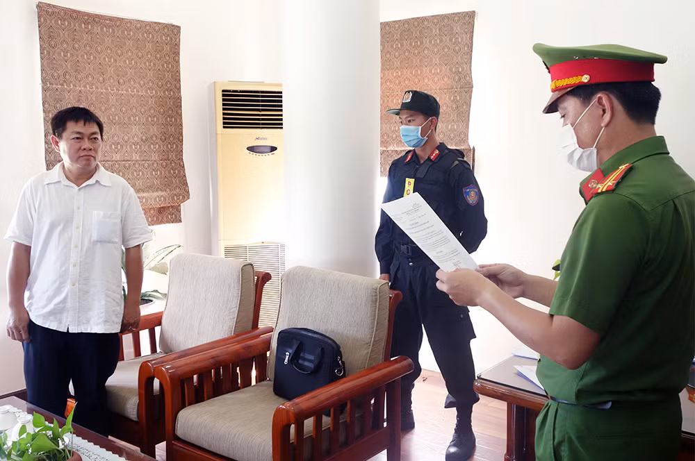 Ngày 11/6, Cơ quan Cảnh sát điều tra Công an tỉnh An Giang đã ra quyết định khởi tố bị can và lệnh bắt tạm giam đối với Lưu Bách Thảo, nguyên Tổng Giám đốc Công ty Cổ phần Việt An; Ngô Văn Thu, Tổng Giám đốc Công ty Cổ phần Việt An; Nguyễn Thanh Hùng, Giám đốc Công ty Cổ phần Xuất nhập khẩu Bình Minh; Trương Minh Giàu, Giám đốc Công ty TNHH Minh Giàu; Nguyễn Viết Tuyên, nguyên Giám đốc Công ty TNHH Việt Hưng An Giang và Lưu Bá Phúc, Giám đốc Công ty TNHH Bách Phúc về hành vi “Lừa đảo chiếm đoạt tài sản”. 