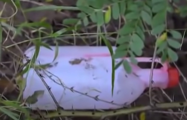 Quá trình xác minh nguồn đốt thi thể nạn nhân để phi tang cho thấy, tại hiện trường, cảnh sát thu được một can nhựa 2 lít màu trắng, bên trong còn sót lượng xăng, khớp với mẫu xăng còn sót lại trên tử thi nạn nhân. Tiến hành xác minh những người mua xăng lẻ vào thời điểm nạn nhân tử vong và được người dân cung cấp về việc ngày 12/12/2016, có một người dáng vẻ gầy ốm, độ tuổi ngoài 20 đến mua can nhựa đựng xăng với giá 30.000 đồng. (Ảnh: ANTV)