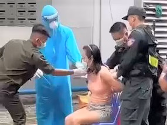 Luật sư Thơm đánh giá, bán thân các lực lượng thực thi nhiệm vụ không có mâu thuẫn, thù oán gì với bà Lan nên việc cưỡng chế áp giải người phụ nữ này ra ngoài sân chung cư để test COCID-19 cũng vì sức khỏe của bà Lan và cộng đồng dân cư. Ngoài ra, theo quy định tại Điểm a, Khoản 2, Điều 7, Nghị định 117/2020/NĐ-CP, người nào không chấp hành yêu cầu thực hiện xét nghiệm để giám sát bệnh truyền nhiễm của cơ quan chức năng, sẽ bị xử phạt từ 1 đến 3 triệu đồng.