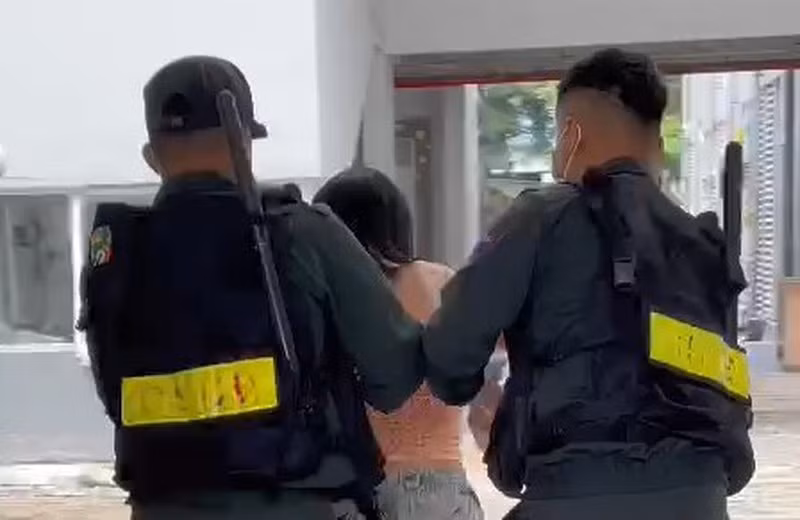 Bà Hoàng Phương Lan (người bị cưỡng chế) khi trao đổi với báo chí cho biết, lúc bị đoàn kiểm tra ập vào nhà, bà có nói với đoàn là đang bận làm việc online. Lâu nay gia đình ở trong nhà, không đi ra ngoài, không tiếp xúc với ai nên không muốn đi xét nghiệm cộng đồng. Việc cảnh sát phá cửa vào nhà khống chế bà đi xét nghiệm là sai.