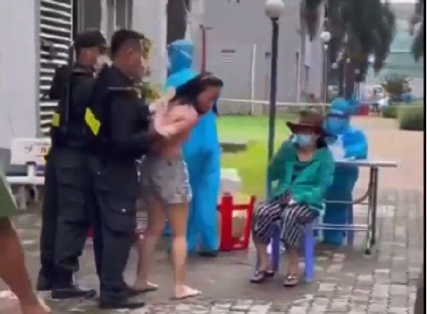 Trao đổi với PV Báo Tri thức và Cuộc sống, luật sư Nguyễn Anh Thơm, Trưởng văn phòng Luật sư Nguyễn Anh cho rằng, vụ việc bà Hoàng Thị Phương Lan bị áp giải đưa ra ngoài sân xét nghiệm COVID-19 là rất đáng lên án bởi ý thức không chấp hành phòng chống dịch vì sức khỏe bản thân, gia đình và cộng đồng theo yêu cầu của cơ quan y tế.