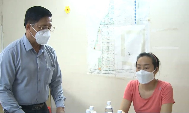 Trước đó, ông Quan đã xin lỗi bà Lan và cho biết bản thân ông đã hơi nóng vội về việc cho người phá khóa, cưỡng chế bà đi xét nghiệm. Do lo lắng cho sức khỏe của người dân khi chung cư đã phát hiện 2 ca dương tính với nCoV nên mới phải dùng biện pháp phá khóa cửa, xông vào nhà cưỡng chế.