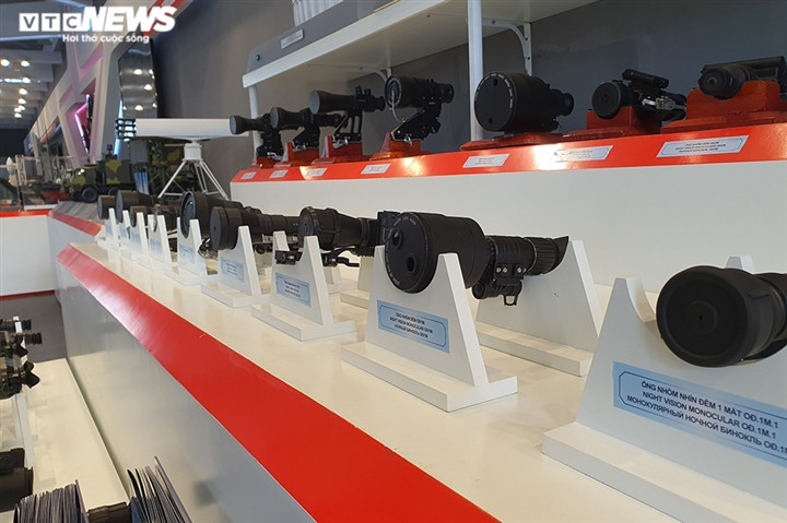 Một số mẫu kính ngắm quang học và kính ngắm đêm do Việt Nam chế tạo cũng được trưng bày.