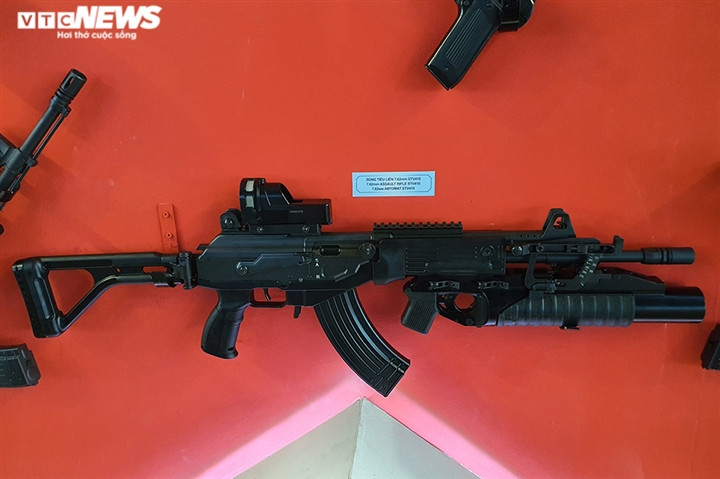 Trong ảnh là STV-410 - mẫu súng trường tấn công thế hệ mới do Việt Nam tự phát triển. STV-410 sở hữu thiết kế hiện đại phù hợp với yêu cầu tác chiến của Quân đội Nhân dân Việt Nam trong tình hình mới. STV-410 cũng được đánh giá cao hơn nhiều khi đặt cạnh các mẫu súng trường tấn công khác như STV-215, STV-380 hoặc GK-1, GK-3 do Việt Nam phát triển trước đó.