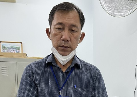 Bat can bo phuong o TP HCM dua nguoi than vao danh sach ho tro COVID-19