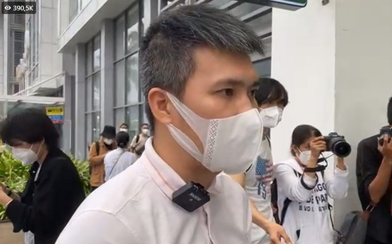 “Ngày hôm nay, những giấy tờ sao kê này sẽ là bằng chứng để chúng tôi gửi đến cơ quan chức năng, cảnh sát điều tra. Dù cho đó là CEO, người buôn bán bất động sản... hay bất kỳ cá nhân, tổ chức thì vợ chồng chúng tôi cũng sẽ làm đơn kiện. Chúng tôi tin rằng, pháp luật sẽ có những chế tài để xử lý những sai trái đó", Công Vinh nói và cho biết, hiện đã làm đơn kiện các cá nhân xúc phạm đến danh dự, nhân phẩm, uy tín của hai vợ chồng.