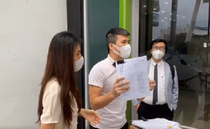 Ngoài ra, cũng cần xem xét làm rõ các giấy xác nhận về việc giải ngân số tiền đó. Nếu người xác nhận không có thẩm quyền hoặc không trực tiếp chứng kiến việc trao tiền, không trực tiếp nhận số tiền đó thì các giấy chứng nhận xác nhận đó cũng không có giá trị pháp lý, không phản ánh đúng sự việc.