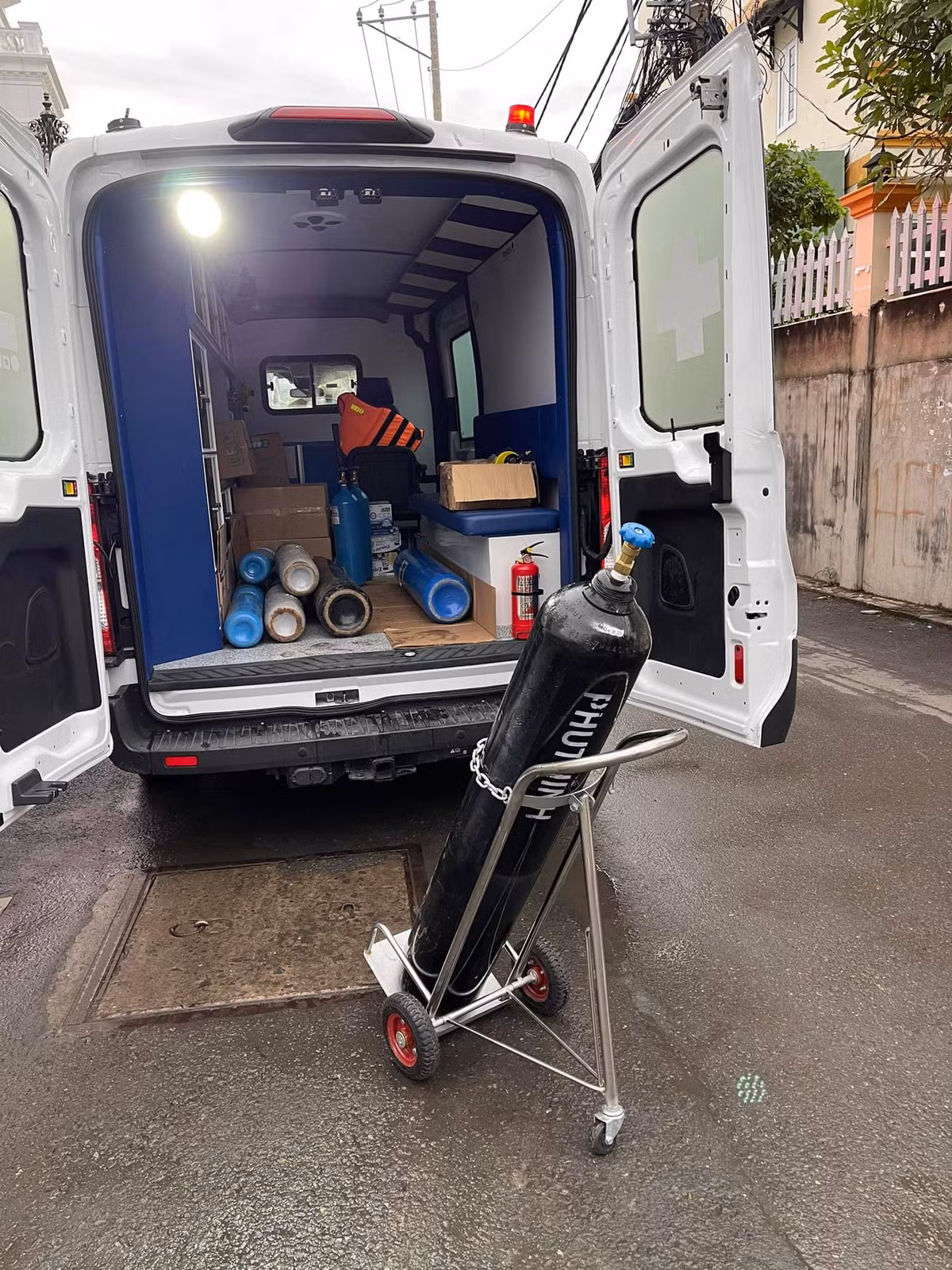 Ông cũng cho biết, ông từ chức, xin nghỉ việc sớm 12 năm so với quy định (đi làm nhà nước mà không giúp gì được cho dân thì nên ra về). Tâm tư lúc đầu có buồn vì còn khát vọng nhưng sau 2 tháng hết buồn. Gia đình kinh tế khá giả do kinh doanh. Nói về việc có buồn phiền những người chửi mình khi làm từ thiện không?, ông Hải cho biết, có buồn đôi chút nhưng thâm tâm lại thương hại cho suy nghĩ và hành động của họ. Được đồng bào trong và ngoài nước giao cho giữ Qũy đó là vinh dự và trách nhiệm. 