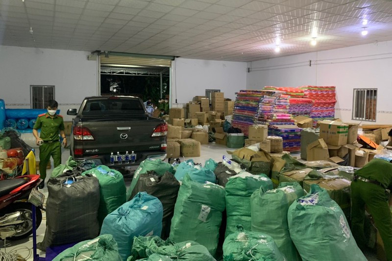  Kho chứa thuốc trị COVID-19 không rõ nguồn gốc: CA tỉnh Bình Dương cùng Cục QLTT tỉnh vừa kiểm tra hành chính Chi nhánh Công ty TNHH TM kỹ thuật xây dựng SH-XY (TP Thuận An) phát hiện trong kho hơn 10.000 sản phẩm thuốc, khẩu trang, đồ bảo hộ phục vụ phòng, chống dịch COVID-19 (trị giá khoảng 600 triệu) nhưng chưa xuất trình được hóa đơn chứng từ, không rõ nguồn gốc xuất xứ.