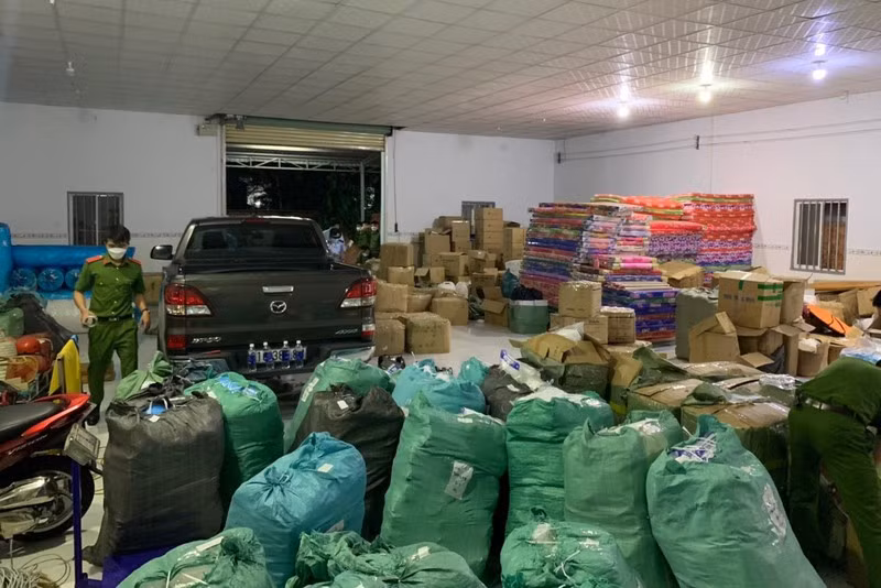  Kho chứa thuốc trị COVID-19 không rõ nguồn gốc: CA tỉnh Bình Dương cùng Cục QLTT tỉnh vừa kiểm tra hành chính Chi nhánh Công ty TNHH TM kỹ thuật xây dựng SH-XY (TP Thuận An) phát hiện trong kho hơn 10.000 sản phẩm thuốc, khẩu trang, đồ bảo hộ phục vụ phòng, chống dịch COVID-19 (trị giá khoảng 600 triệu) nhưng chưa xuất trình được hóa đơn chứng từ, không rõ nguồn gốc xuất xứ.