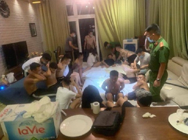  15 nam, nữ thuê biệt thự tổ chức… tiệc ma túy: Rạng sáng 5/9, Công an TP Phúc Yên (Vĩnh Phúc) phát hiện biệt thự cho thuê tại thôn Đại Quang, xã Ngọc Thanh có nhóm nam, nữ sử dụng ma túy. Lực lượng chức năng thu giữ 1 túi nilon có 2 mảng viên nén là ma túy tổng hợp MDMA; 2 túi nilon chứa ketamin. Test nhanh ma túy có 15/18 đối tượng dương tính.