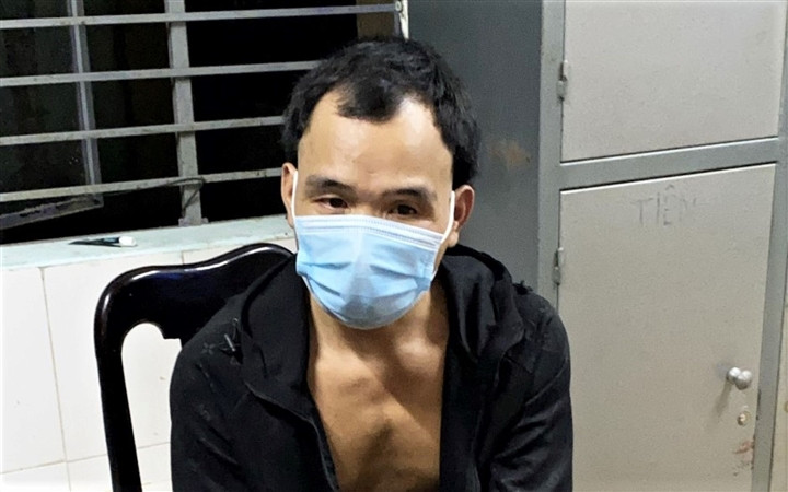  Tông chốt kiểm dịch còn đánh công an: Chiều 4/9, Nguyễn Hoàng Tâm (SN 1989, Hòa Vang, TP Đà Nẵng) chạy xe máy qua chốt kiểm dịch COVID-19, tông đổ barie rồi bất ngờ lao vào tấn công anh Nguyễn Văn Nam, cán bộ Công an xã Hòa Phong làm nhiệm vụ tại chốt. Ngày 5/9, Tâm tạm giữ hình sự về hành vi "Chống người thi hành công vụ".