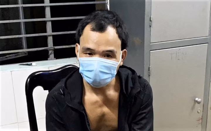  Tông chốt kiểm dịch còn đánh công an: Chiều 4/9, Nguyễn Hoàng Tâm (SN 1989, Hòa Vang, TP Đà Nẵng) chạy xe máy qua chốt kiểm dịch COVID-19, tông đổ barie rồi bất ngờ lao vào tấn công anh Nguyễn Văn Nam, cán bộ Công an xã Hòa Phong làm nhiệm vụ tại chốt. Ngày 5/9, Tâm tạm giữ hình sự về hành vi "Chống người thi hành công vụ".