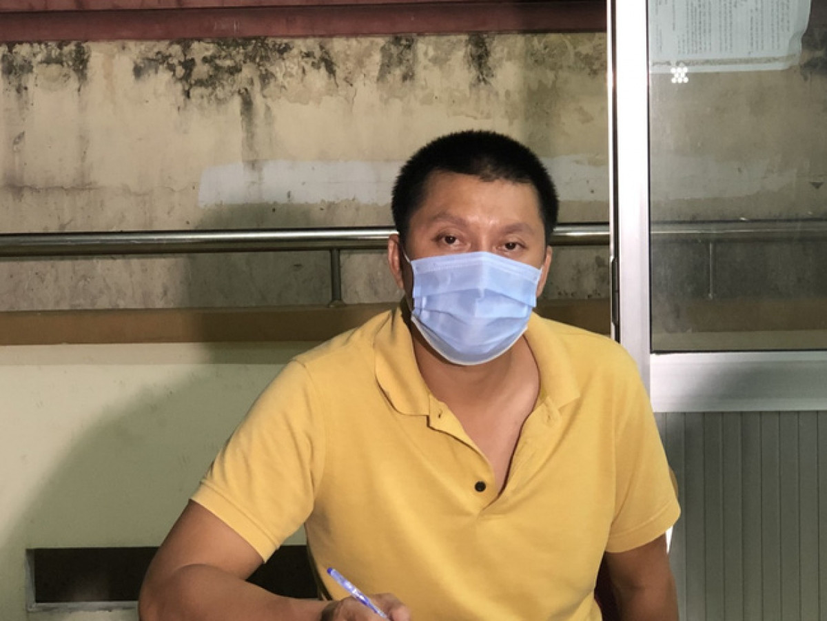 Cán bộ phường tổ chức tiêm vắc-xin thu tiền trái phép: Ngày 7/9, Công an Quận 6 (TP HCM) đã khởi tố Trương Mạnh Thảo (SN 1984, cán bộ UBND Phường 2, Quận 6) để điều tra về tội "lợi dụng chức vụ, quyền hạn trong khi thi hành công vụ". Trong trong 4 tháng, Thảo đã móc nối, làm hồ sơ và tổ chức cho gần 20 trường hợp không cư trú trên địa bàn Phường 2 đến tiêm tại các điểm tiêm chủng. Thảo đã thu lợi hơn 10 triệu đồng tiền mặt cùng một số hiện vật có giá trị.