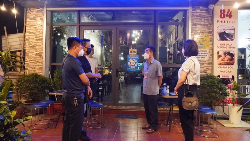 Hai Duong: Nha hang, quan an duoc phuc vu tai cho, hoc sinh duoc tro lai lop hoc-Hinh-2