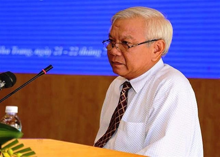 Ông Lê Văn Dẽ, cựu Giám đốc Sở Xây dựng tỉnh Khánh Hòa vừa bị khởi tố, bắt giam do Vi phạm các quy định về quản lý đất đai liên quan dự án trên núi Chín Khúc. Cụ thể, ông Dẽ có những sai phạm trong việc cho thực hiện đầu tư các dự án trên núi Chín Khúc (TP Nha Trang) là "Sinh thái tâm linh Cửu Long Sơn Tự" và "Biệt thự Sông núi Vĩnh Trung". Cả hai dự án đều do Công ty TNHH Sản xuất và xây dựng Khánh Hòa làm chủ đầu tư.