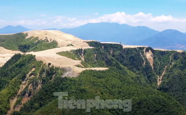 Cơ quan chức năng xác định, tại 3 dự án nêu trên, UBND tỉnh Khánh Hòa đã để xảy ra nhiều vi phạm như: Cấp thay đổi giấy chứng nhận đầu tư khi chưa đủ cơ sở; giao đất có thu tiền sử dụng đất cho dự án khi chưa có quy hoạch sử dụng đất; “hô biến” đất rừng và đất chưa sử dụng thành đất ở nông thôn và đất thương mại dịch vụ để cấp cho doanh nghiệp và hàng loạt những sại phạm khác về môi trường... Từ thời điểm năm 2014 đến tháng 5/2019, Công ty Khánh Hòa đã triển khai trồng 104ha rừng, san lấp mặt bằng, mở đường và làm hồ chứa nước nhân tạo với gần 35ha. Tuy nhiên qua kiểm tra, dự án của Công ty Khánh Hòa chưa được phê duyệt 1/500 và chưa được cấp phép xây dựng. (Ảnh: Tiền phong)