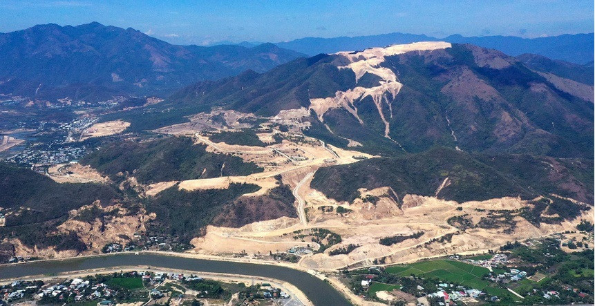 Trước đó, ngày 8/6/2021, Cơ quan Cảnh sát điều tra, Công an tỉnh Khánh Hòa ra Quyết định số 76/CSKT khởi tố vụ án hình sự “Vi phạm các quy định về quản lý đất đai” quy định tại khoản 3, Điều 229, Bộ luật Hình sự, xảy ra tại Dự án sinh thái tâm linh Cửu Long Sơn Tự và Dự án Biệt thự sông núi Vĩnh Trung thuộc khu vực núi Chín Khúc, tỉnh Khánh Hòa. (Ảnh dự án núi Chín khúc. Nguồn: Zing)