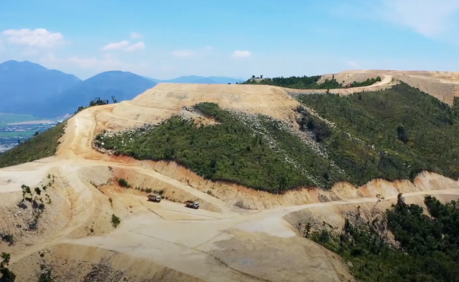 Với dự án mở rộng phía Tây khu dân cư Đất Lành của Công ty Cổ phần Đầu tư Thủ Thiêm, tại thời điểm năm 2016, Sở Tài nguyên và Môi trường Khánh Hòa không chỉ đạo xử lý hành vi không có hồ sơ môi trường đối với dự án. Đến thời điểm kiểm tra, dự án vẫn chưa thực hiện các thủ tục đầu tư xây dựng theo quy định của pháp luật. Trong khi đó, dự án làng biệt thự sinh thái Giáng Hương của Công ty TNHH Tư vấn và Đầu tư Trung Tín cũng “lộ” ra nhiều sai phạm. Nghiêm trọng nhất là tới thời điểm kiểm tra dự án, UBND tỉnh Khánh Hòa chưa có quyết định ký hợp đồng cho thuê 5ha đất trong tổng số hơn 19ha đất mà dự án đã và đang thực hiện. (Ảnh: Tiền Phong). 