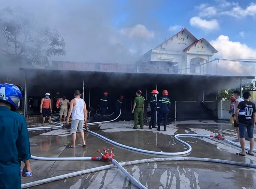 Hai Duong: “Ba hoa” ghe tham, thieu rui hai quan quan ao, internet-Hinh-2