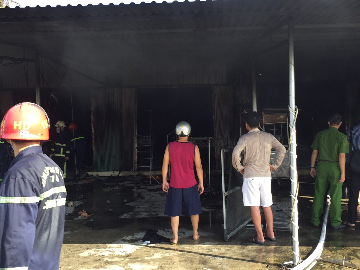 Khi lực lượng Cảnh sát PCCC&amp;CNCH có mặt, đám cháy đã bao trùm toàn bộ 3 kiốt. Trong đó, 2 gian kiốt, diện tích 120m2 và khu bày hàng, diện tích 40m2 được vợ chồng ông Thủy cho vợ chồng anh Bùi Văn Nhất, sinh năm 1993, chị Phạm Thị Ngợi, sinh năm 1998 thuê làm nơi kinh doanh quần áo.1 gian kiốt diện tích khoảng 60m2 do con trai vợ chồng ông Thủy là anh Nguyễn Tiến Đạt, sinh năm 1996 kinh doanh dịch vụ Internet.