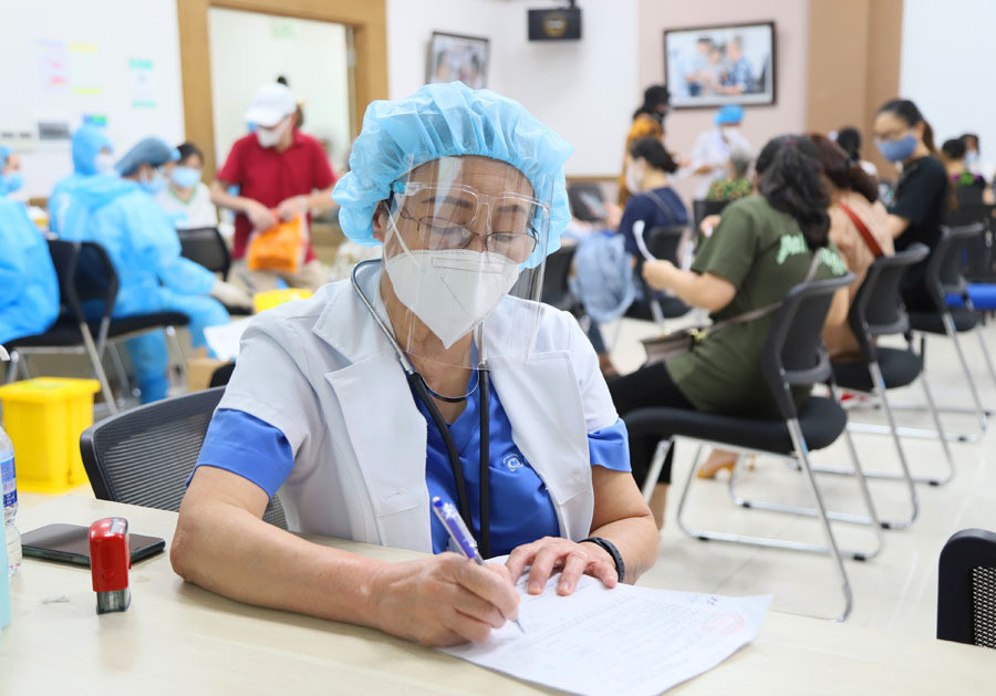 Nu bac si 72 tuoi tinh nguyen di chong dich: ‘Khong the dung ngoai cuoc’