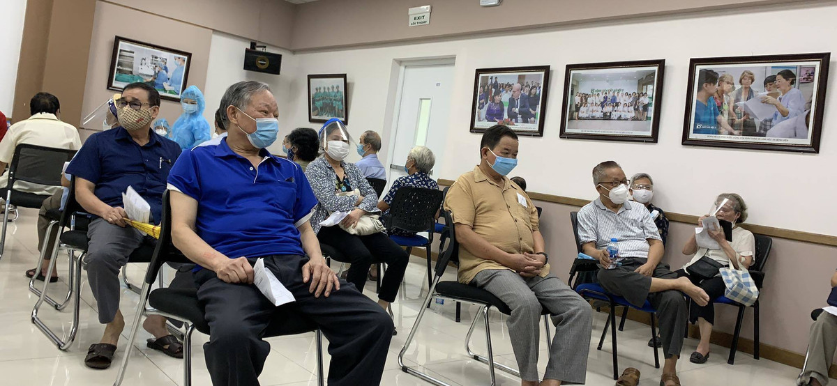 Nu bac si 72 tuoi tinh nguyen di chong dich: ‘Khong the dung ngoai cuoc’-Hinh-2