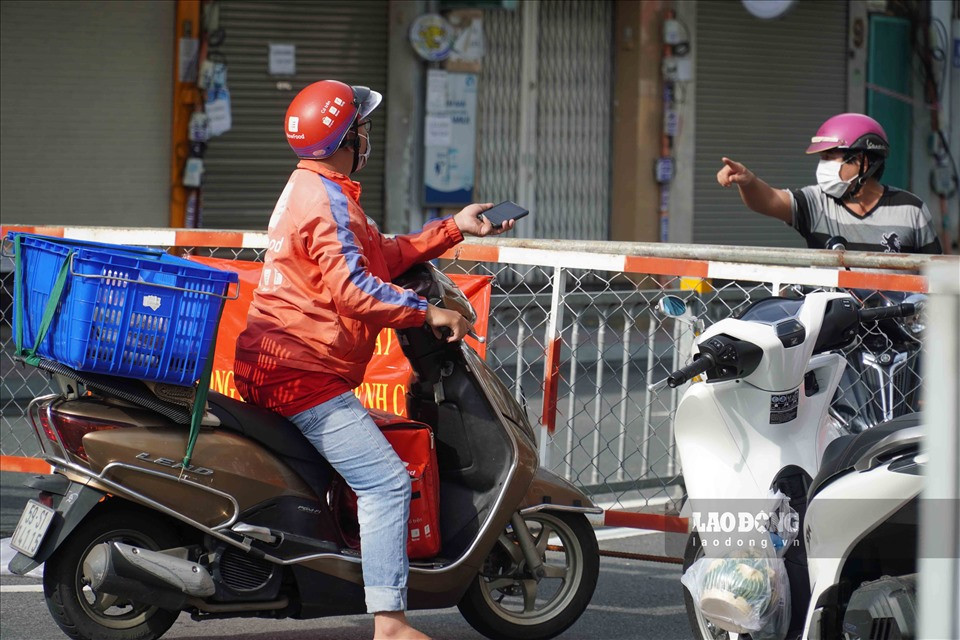 Theo quy định mới của UBND TPHCM, từ 0h ngày 16.9, shipper được giao hàng liên quận, huyện từ 6 - 21h, xét nghiệm miễn phí theo mẫu gộp 2 ngày/lần.