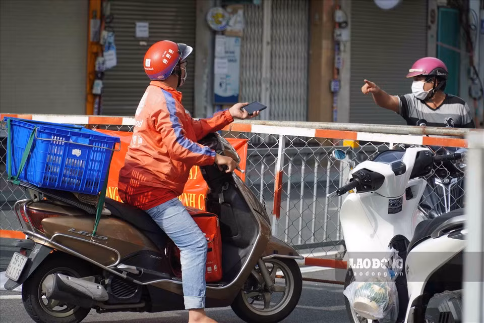 Theo quy định mới của UBND TPHCM, từ 0h ngày 16.9, shipper được giao hàng liên quận, huyện từ 6 - 21h, xét nghiệm miễn phí theo mẫu gộp 2 ngày/lần.