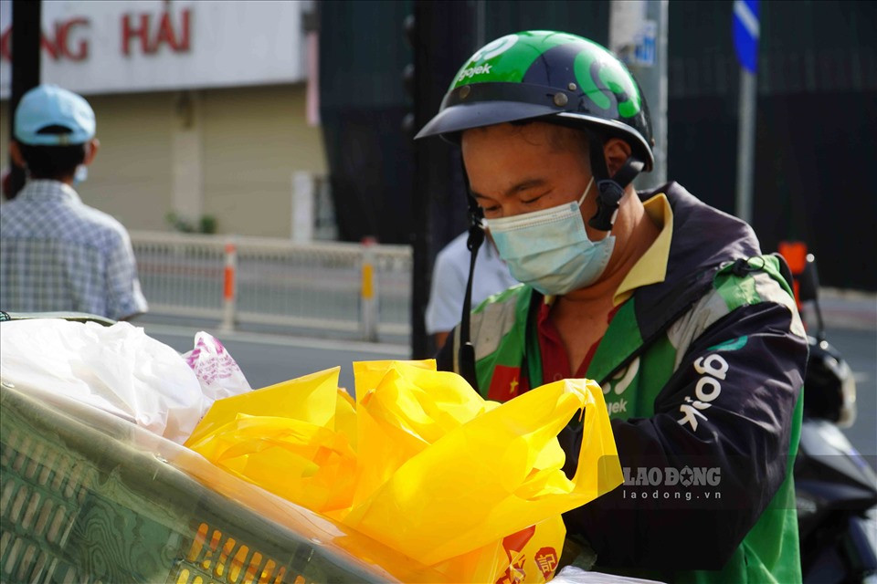 Trong khi nhiều shipper hồ hởi vì có thể nhận nhiều đơn hàng hơn, một số khác lại chưa dám nhận đơn chạy liên quận vì chưa nắm rõ hướng dẫn. Anh Nguyễn Đăng Khoa (shipper) chia sẻ: "Chạy liên quận thì đơn hàng sẽ nhiều hơn trước, tăng thêm thu nhập. Tuy nhiên, hôm nay, tôi chưa dám nhận đơn chạy liên quận vì chưa có chắn chắn về mặt giấy tờ".