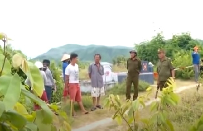 Một số người dân cho biết, trước thời điểm xảy ra vụ án, nạn nhân đã có ý định chấm dứt với người tình nhưng đều bị cự tuyệt, níu kéo. Một thông tin rất đáng chú ý, thời điểm trước khi phát hiện thi thể nạn nhân, người đàn ông này đã xuất hiện tại khu vực nghĩa trang. (Ảnh: ANTV) 