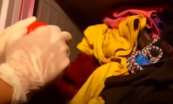 Cảnh sát đã khám nghiệm kỹ nhà nạn nhân để tìm manh mối và phát hiện nhiều đồ vật của người tình nạn nhân như dép, tóc, dấu vân tay của ông T. Cơ quan điều tra đã mời nghi can này đến làm việc thì được biết, ngày 14/12/2016, người đàn ông này có ca trực tại cơ quan, đến cuối ngày 15/12/2016, nhận được tin về cái chết của nạn nhân, cơ quan nơi ông T. làm việc đã xác nhận với cơ quan điều tra về tình trạng ngoại phạm của ông T. (Ảnh: ANTV)