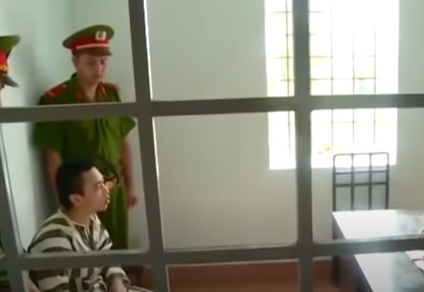 Theo lời khai của Tâm, khoảng 8h ngày 15/12/2016, Tâm đi bộ từ nhà đến nghĩa trang thì gặp bà Thanh đang đi chăn bò, tại đây 2 người đã xảy ra mâu thuẫn. Bị bà Thanh chửi, Tâm chạy về nhà lấy dao, sau đó đến sát hại bà Thanh và giấu thi thể vào bụi cây sau đó dùng xăng đốt. (Ảnh: ANTV)