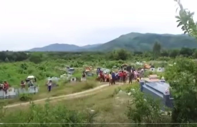 Quá trình điều tra ban đầu xác định bà Thanh làm nghề chăn bò. Thời điểm xảy ra vụ án, nạn nhân mất một ít tài sản trong đó có tiền, vàng. Vụ án xảy ra vào ban ngày, nạn nhân là nữ, bị vết cắt từ phía sau. Sau khi gây án đối tượng dùng xăng đốt xác nạn nhân nhằm phi tang, xóa dấu vết. Khó khăn khi đó do mưa lớn đã làm xóa nhòa các dấu vết hiện trường. (Ảnh: ANTV)