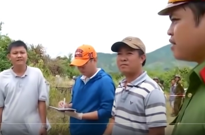 Qua công tác khám nghiệm hiện trường, khám nghiệm tử thi, các cán bộ phòng kỹ thuật hình sự đã xác định nguyên nhân gây ra cái chết cho nạn nhân là do suy tuần hoàn bởi vết thương thấu cổ sâu 10cm, đứt ngang bán phần phế quản, tĩnh mạch cảnh, vỡ cạnh ngang đốt sống cổ. Sau đó nạn nhân đã bị hung thủ sử dụng một nguồn cháy để đốt xác phi tang. Nhận định nạn nhân tử vong vào thời gian từ 10h đến 12h trưa ngày 14/12/2016. (Ảnh: ANTV)