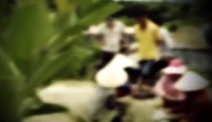 Tưởng rằng, hướng điều tra đi vào ngõ cụt, tuy nhiên, từ thông tin quần chúng nhân dân cho thấy, nạn nhân Thanh có máu đỏ đen, mỗi sáng sau khi dắt bò đến nơi chăn thả, nạn nhân thường tham gia đánh bài ăn tiền, chiều tối thì đánh lô đề. Bà Thanh là người có tính hay khoe khoang, trước khi vụ án xảy ra nạn nhân vừa mới bán cặp bò và trúng lô đề và có một khoản tiền lớn. Nghi vấn lại hướng về các bạn bạc của nạn nhân. Thường ngày nạn nhân để nhiều tiền trong người, sử dụng điện thoại, có đeo đôi bông tai vàng nhưng tại hiện trường vụ án không tìm thấy các vật dụng trên. (Ảnh: ANTV)