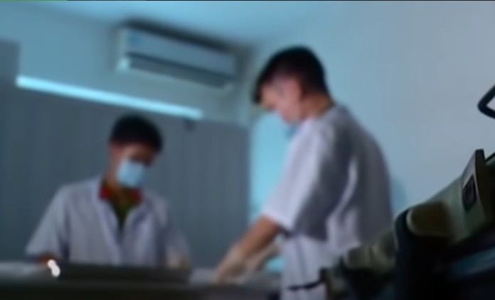 Từ kết quả khám nghiệm hiện trường, khám nghiệm tử thi còn cho thấy nạn nhân còn có sự tác động vào vùng kín. Các điều tra viên đưa ra nhận định, đây có thể là vụ án mang tính tư thù, mâu thuẫn tình cảm nên tập trung điều tra theo hướng này.