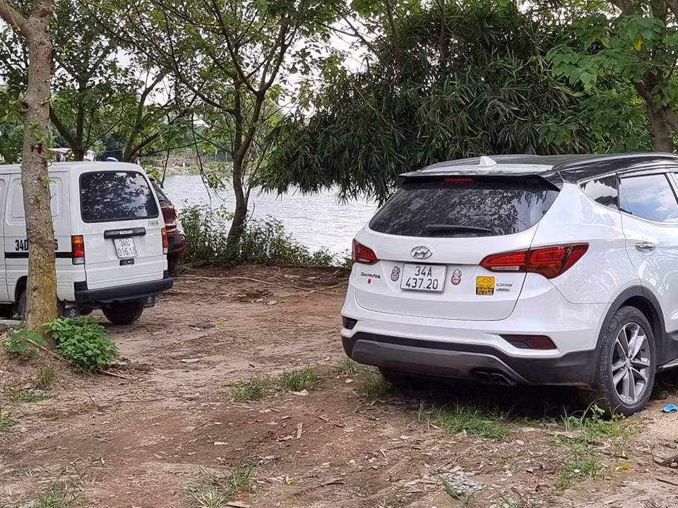 Xe ô tô của khách câu đến hồ.