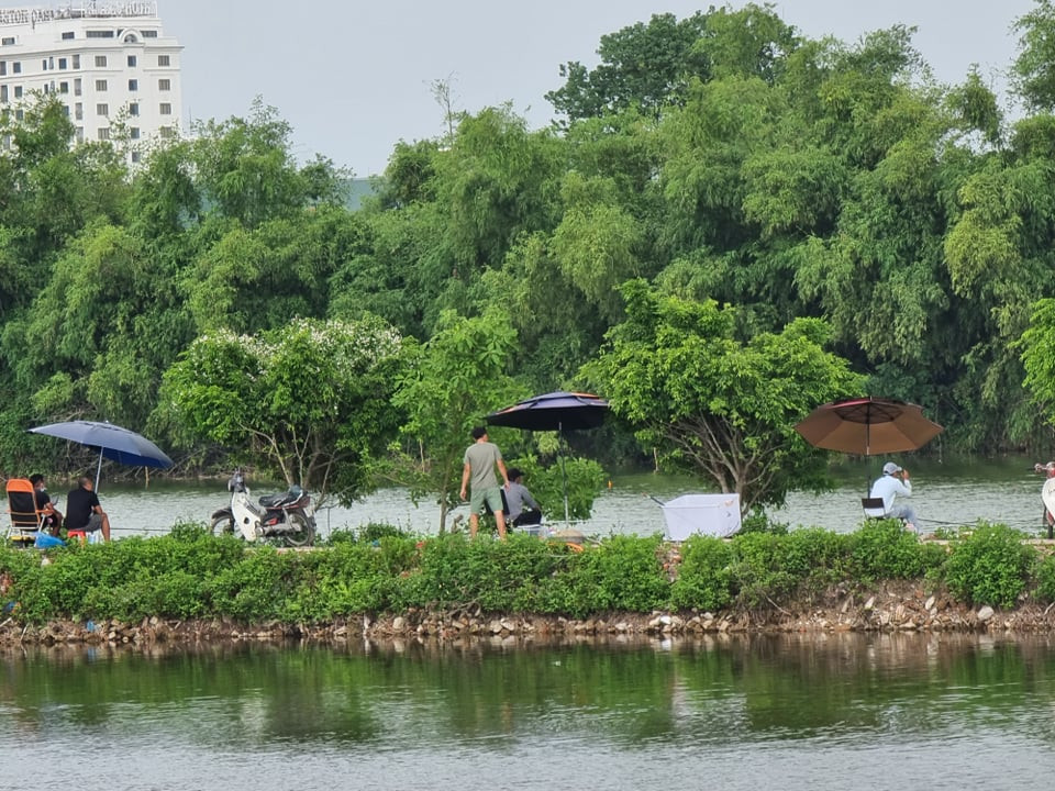 Như chưa từng có lệnh dừng hoạt động kinh doanh dịch vụ nơi công cộng.