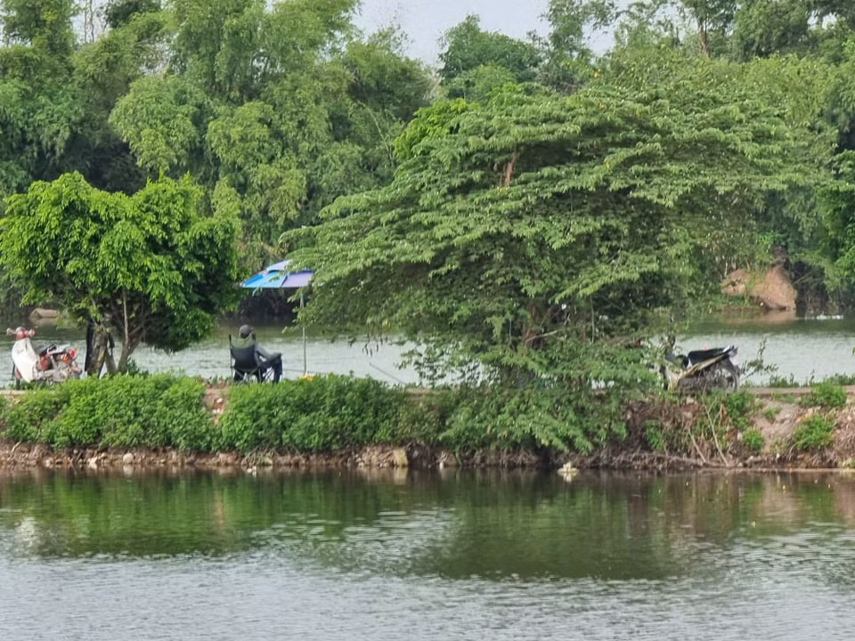 Người đến câu cá tại hồ tập nập.