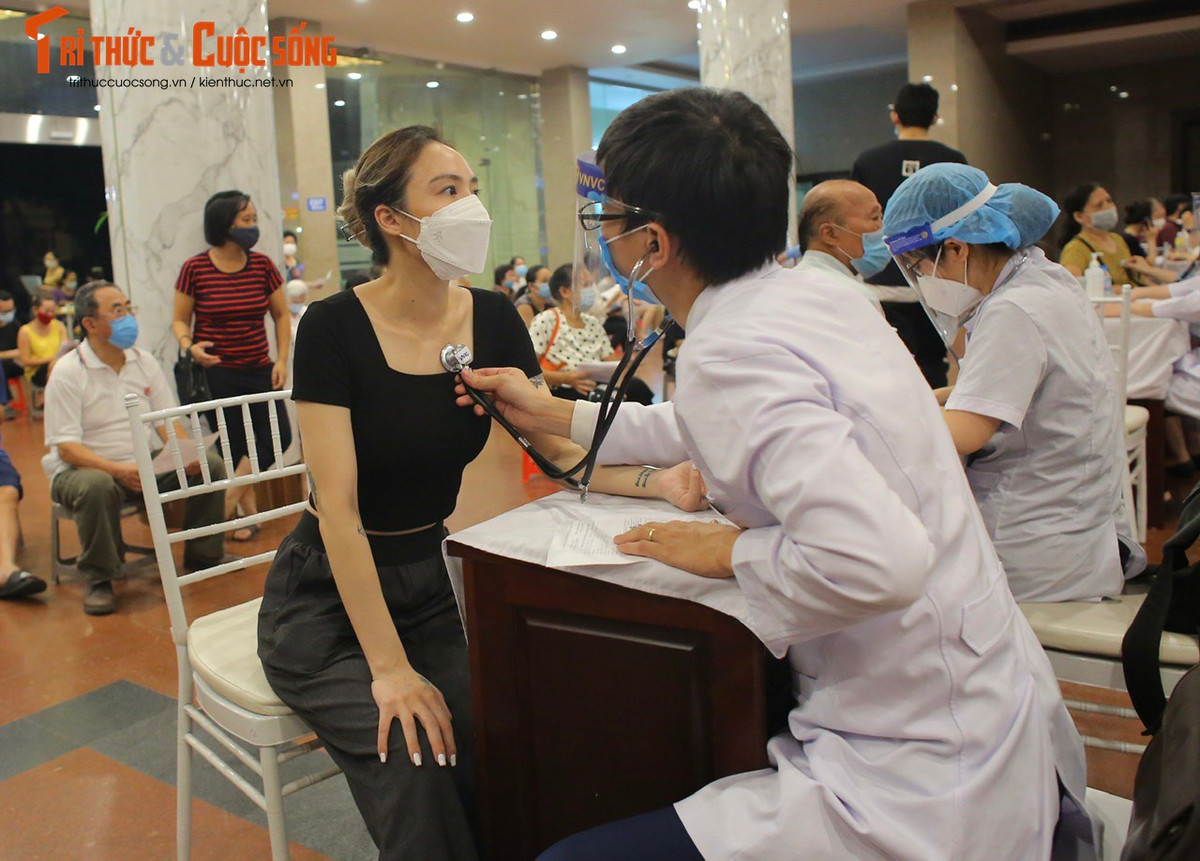 Thay gi tu Ha Noi “test” COVID-19, tiem chung than toc?