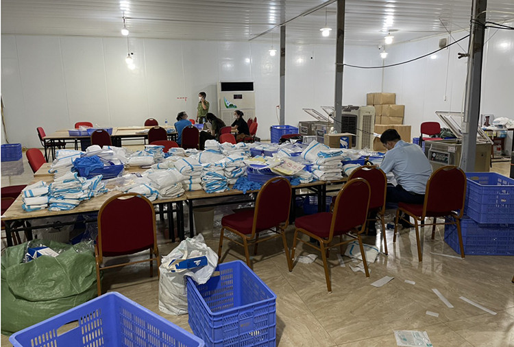 Qua kiểm tra, Đoàn kiểm tra xác định tại địa điểm số 43 đường 3, Phủ Lỗ, Sóc Sơn, Hà Nội đang kinh doanh hàng hóa là vật tư thiết bị y tế các loại gồm: Khẩu trang, Kính chống giọt bắn, găng tay cao su, bộ đồ bảo hộ y tế.