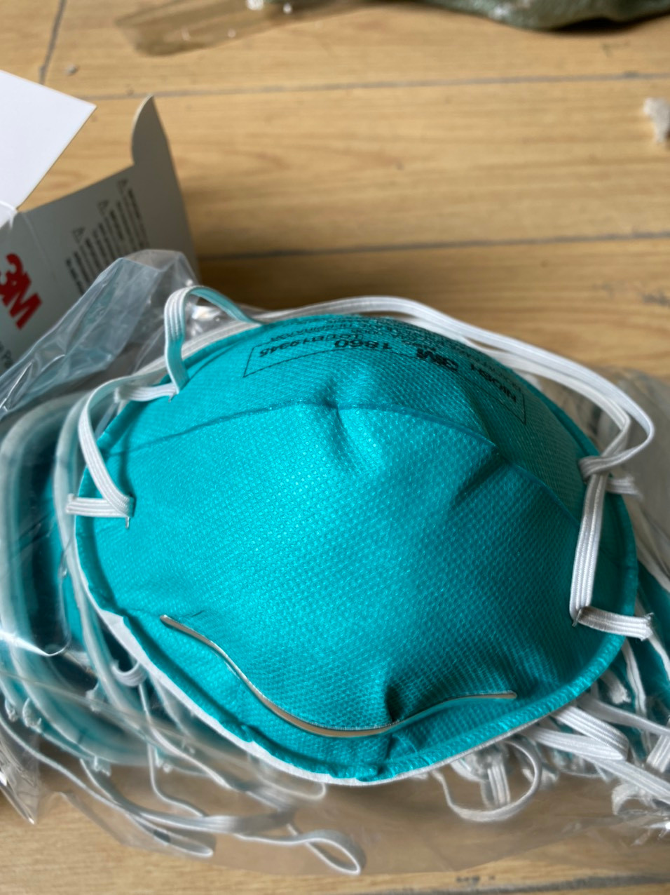 Kiểm đếm thực tế, Đoàn kiểm tra đã tạm giữ trên 400.000 sản phẩm các loại gồm: 11.490 chiếc khẩu trang KN95 nhãn có chứ nước ngoài, 1.130 bộ bảo hộ y tế không nhãn mác không rõ xuất xứ, 3300 bộ bảo hộ y tế nhãn giấy có chữ sản xuất bởi công ty CP đầu tư Thiện Bình, 550 chiếc áo liền quần không rõ xuất xứ, 5.500 chiếc bao chân không rõ xuất xứ, 347.000 chiếc găng tay cao su không rõ xuất xứ). Đặc biệt, tại đây, lực lượng chức năng ghi nhận 20.880 chiếc khẩu trang có dấu hiệu giả hiệu khẩu trang 3M. 