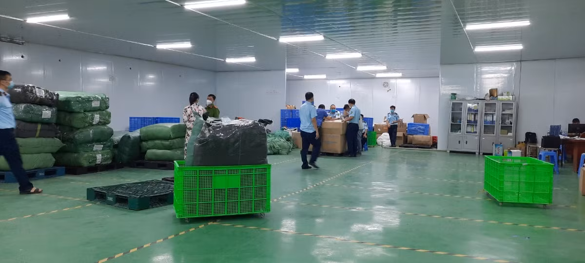 Ông Hoàng Đại Nghĩa, Đội trưởng Đội QLTT số 1, Cục QLTT TP. Hà Nội, trong tổng số hàng hóa mà Đội đã phát hiện, tạm giữ, đáng lưu ý là 20.880 chiếc khẩu trang 3M mã 1860 có dấu hiệu giả mạo nhãn hiệu 3M của Mỹ. Đây là mặt hàng chỉ dùng cho các trường hợp cần phòng tránh lây nhiễm rất cao như cán bộ y tế tuyến đầu chống dịch. 