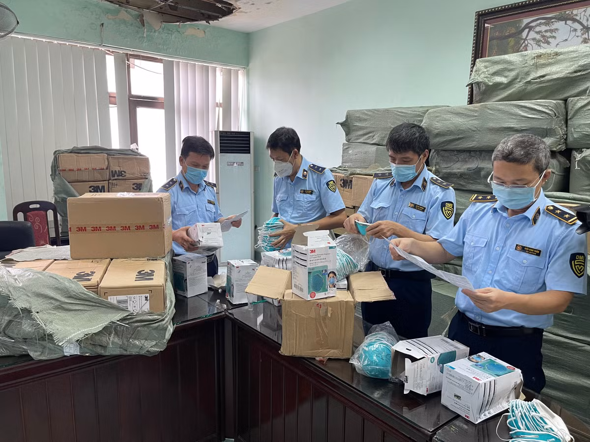 Chiều 1/9, Đội QLTT số 1, Cục QLTT TP. Hà Nội đã phối hợp với Đội 2 - Phòng an ninh kinh tế - Công an TP Hà Nội kiểm tra đột xuất cơ sở kinh doanh tại số 43 Đường 3, Phủ Lỗ, Sóc Sơn, Hà Nội. 