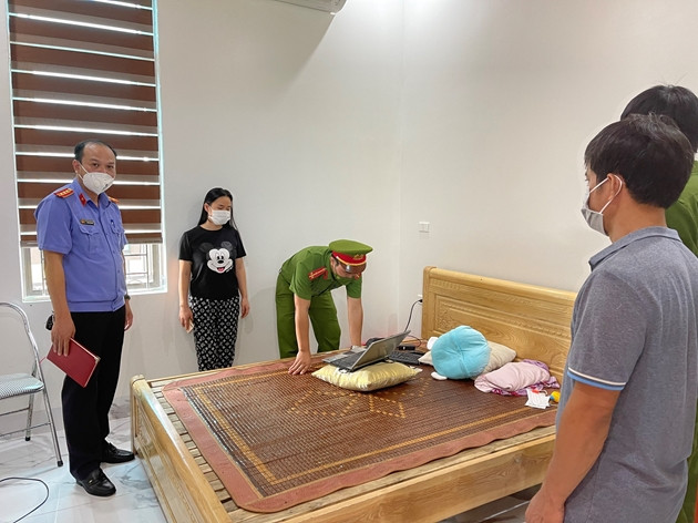 Xác định đây là vụ án có tính chất phức tạp, nguy hiểm, các đối tượng đi gây án rất manh động, liều lĩnh. Khi gây án đã bịt kín mặt, đeo khẩu trang, mặc áo mưa trùm kín người, điều khiển xe máy không có biển kiểm soát ngang nhiên lao vào nhà chém trọng 2 người khác ở thời điểm huyện Nga Sơn đang thực hiện giãn cách xã hội theo chỉ thị 16 của Thủ tướng Chính phủ, khiến dư luận quần chúng nhân dân rất hoang mang, lo lắng. 