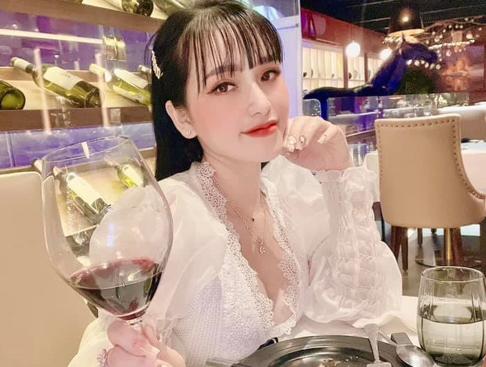 Theo cáo trạng, từ ngày 9 đến 12/3/2021, thông qua mối quan hệ xã hội, Trương Thị Kiều Trang, Nguyễn Công Được 2 lần mua ma túy của đối tượng Vá (không rõ nhân thân, lai lịch) ở tỉnh Quảng Trị để bán lại cho nhiều đối tượng khác trên địa bàn thành phố Đà Nẵng nhằm mục đích kiếm lời.